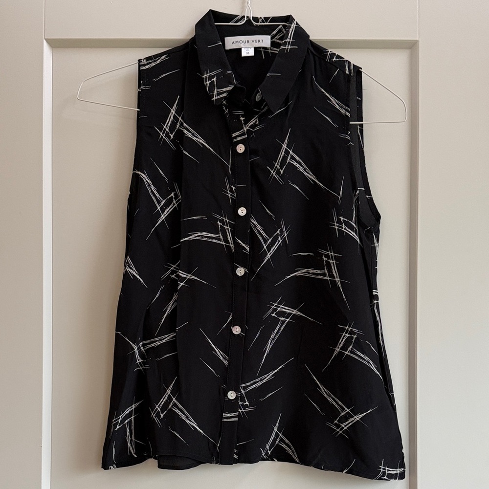 Amour Vert Black Sleeveless Silk Blouse with White Brushstroke Print